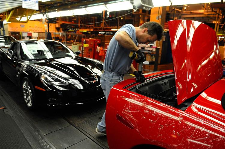 Scott Campell lægger sidste hånd på en Corvette på en en af General Motors' fabrikker i USA. Arkivfoto 