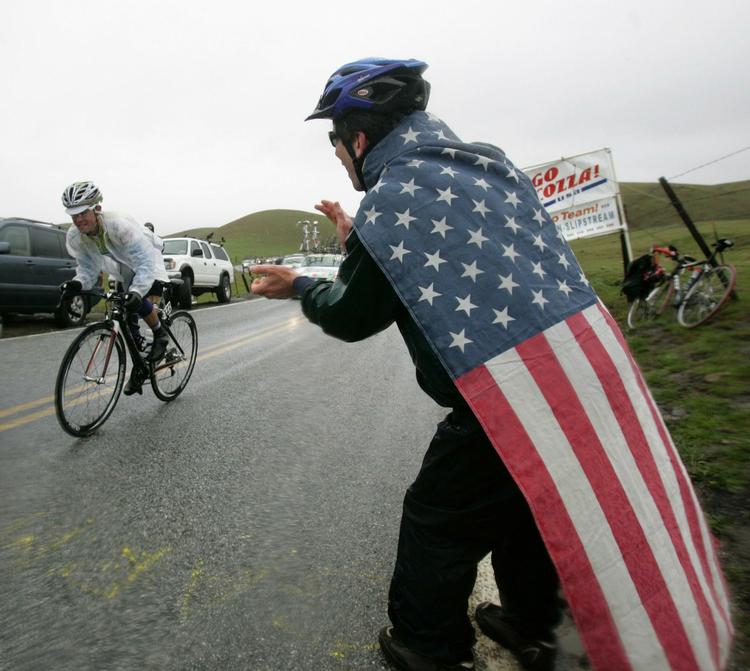 Cykelentusiasten Joe Lee opmuntrer en af deltagerne på tredje etape af Tour of California, hvor danske Brian Vandborg var med i et langt udbrud. 