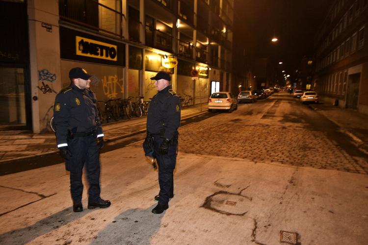 Politiet på Korsgade kort efter at der i aftes blev affyret mindst otte skud. Sporene efter gerningsmændene er sparsomme. 