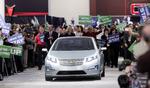 GM's ansatte jubler over deres egne biler på Detroit Auto Show, her Chevrolet Volt. Saab fik ikke lov til at deltage i festen. 