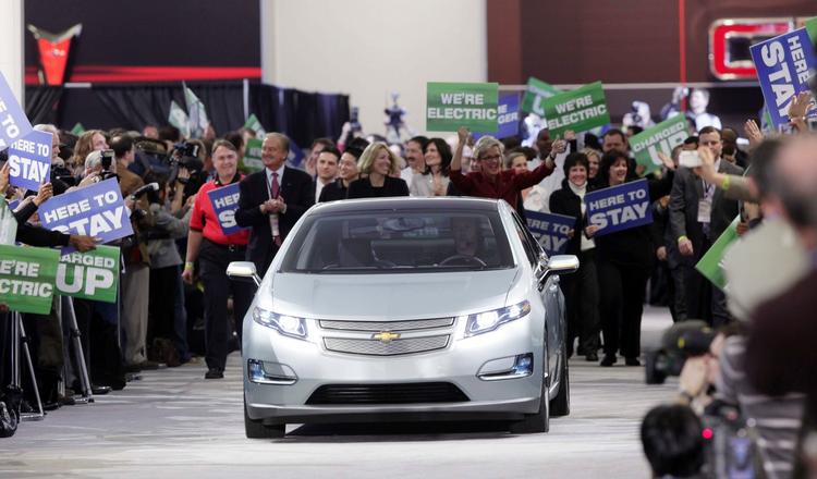 GM's ansatte jubler over deres egne biler på Detroit Auto Show, her Chevrolet Volt. Saab fik ikke lov til at deltage i festen. 