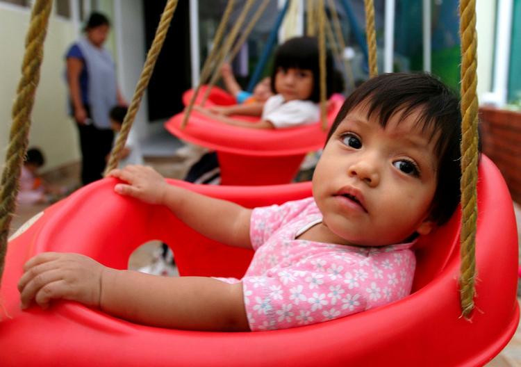 Only 19 South American children were adopted by Danish parents in 2008. This girl is from an adoption house in Guatemala City. Archive photo. 