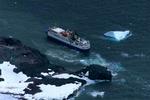 Det strandede krydstogtskib Ocean Nova ventes bragt flot inden torsdag morgen. Arkivfoto. 