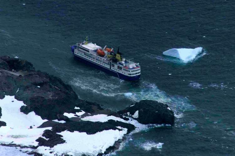 Det strandede krydstogtskib Ocean Nova ventes bragt flot inden torsdag morgen. Arkivfoto. 