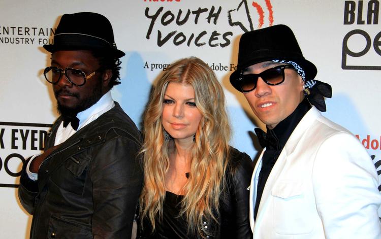 Will.i.am med det borgerlige navn Will Adams, Fergie (Stacy Ferguson) og til højre Taboo (Jaime Gomez). 
