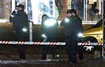 Politi uden for Korsgadehallen på Nørrebro i aftes. Mindst otte skud blev affyret. 