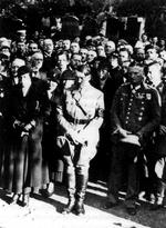 Hitler og Hammerstein ved en begravelse i 1937. Bogen oplyser, at »dette er det eneste foto, der viser Hammerstein sammen med Hitler«. Foto fra bogen. 
