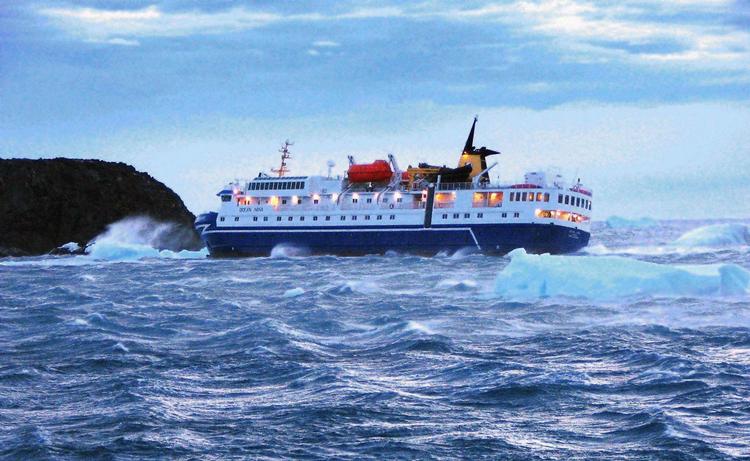 Ocean Nova som hun ligger tæt ved San Martin-basen. Billedet er frigivet af den argentinske flåde. 