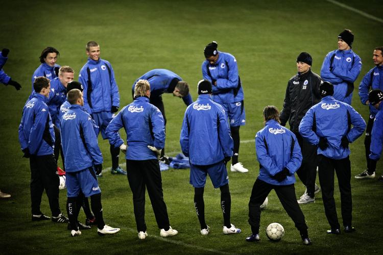 Optimismen er ikke gået i hi over vinteren i FC København. Spillerne samlet til dagens træning. 