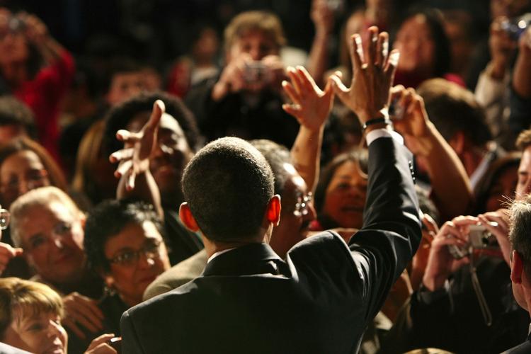 Præsident Barack Obama hilser på mængden ved møde om krisen for husejere i USA. 