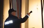 Skuddene mod bil ved Forum ramte ved siden af. Her ses en betjent undersøge et af skudhullerne. 