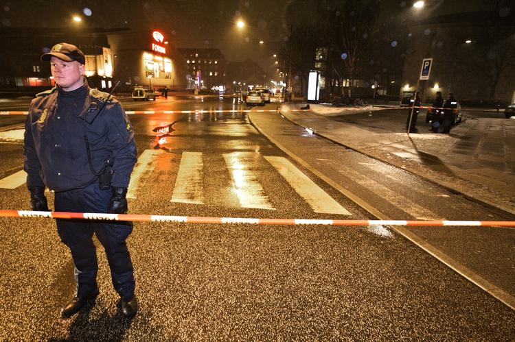 Politiet har afspærret et område på Rosenørns Alle på Frederiksberg efter skudepisoden. 