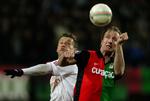 Patrick Pothuizen fra Nijmegen og HSV's Ivica Olic kæmper om bolden i Uefa-opgøret. 