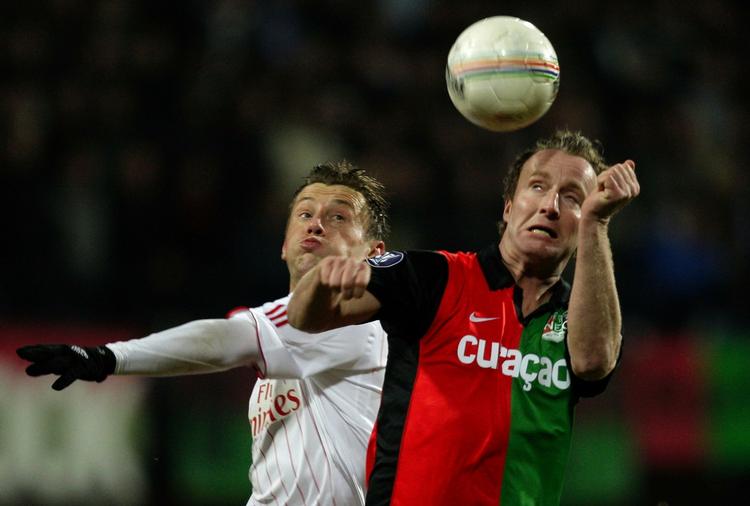 Patrick Pothuizen fra Nijmegen og HSV's Ivica Olic kæmper om bolden i Uefa-opgøret. 