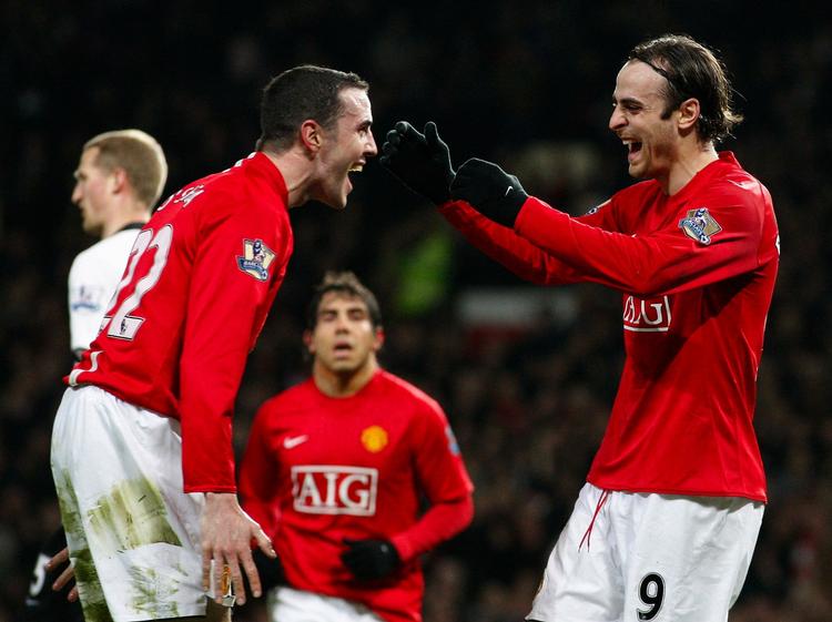 Manchester United's Dimitar Berbatov (th), jubler efter scoring med holdkammerat John O'Shea i kampen mod Fulham. 