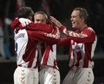 Anders Due i midten af jublen efter scoring til 1-0. 