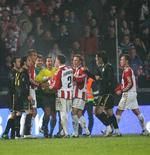 Deportivos spillere protesterede kraftigt mod det straffespark, som AaB fik tilkendt i slutningen af kampen. 