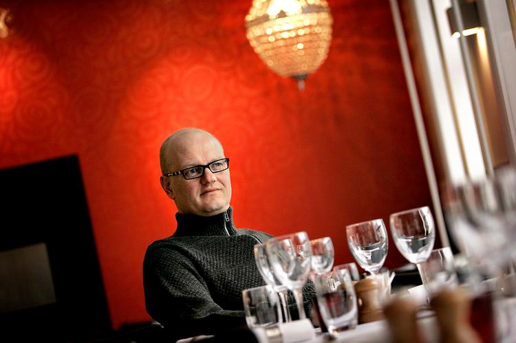 Glasset er tømt.  Peer Kaae ser i sin bog tilbage på 17 år som Se og Hør-journalist med blandede følelser. 
