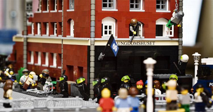 Ulrik Hansen har genskabt ungdomshuset i Legoklodser. 