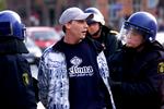Ajax' fans har også adfærdsproblemer, når de rejser udenlands. Her er en fan blevet anholdt i forbindelse med Ajax' møde med FCK i København i 2001. Arkivfoto. 