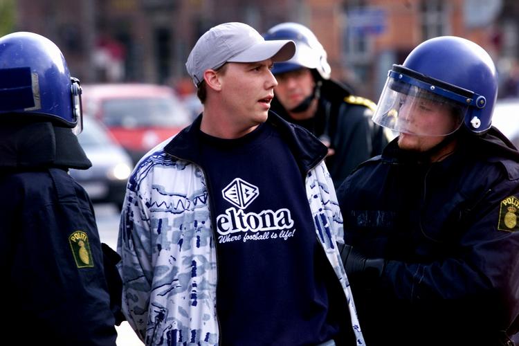 Ajax' fans har også adfærdsproblemer, når de rejser udenlands. Her er en fan blevet anholdt i forbindelse med Ajax' møde med FCK i København i 2001. Arkivfoto. 