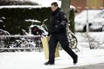 Politiet ved ejendommen på Aldersrogade, hvor en ung mand er død, efter at han er blevet skudt i hovedet. 