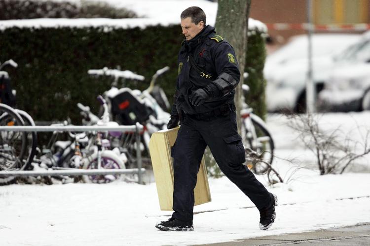 Politiet ved ejendommen på Aldersrogade, hvor en ung mand er død, efter at han er blevet skudt i hovedet. 