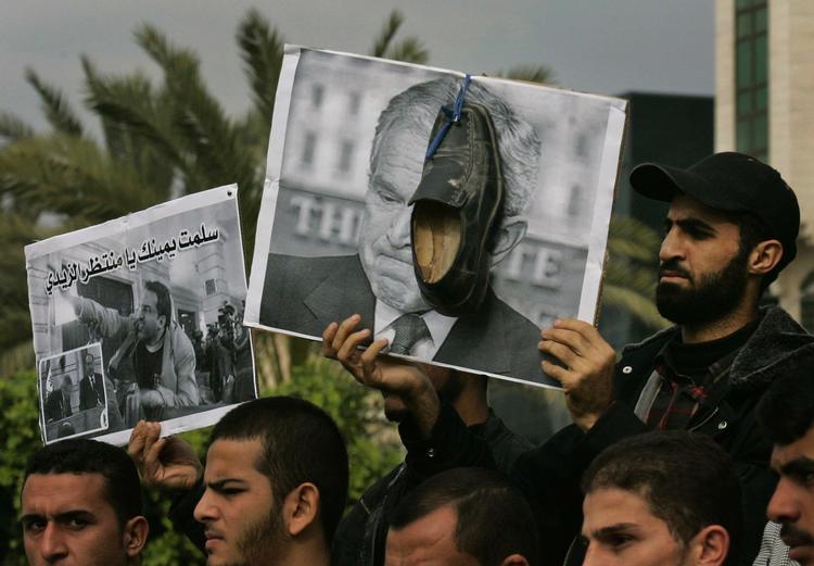 Sagen om skokastet mod præsident George W. Bush har vakt opsigt over alt. Her demonstreres der for al-Zaidis løsladelse i Gaza City (arkivfoto). 