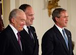 Ronald Lauder, som her ses i selskab med præsident George Bush i 2004, efterlyser handling fra internationale sportsforbund. Arkivfoto. 