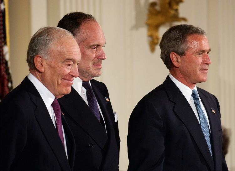 Ronald Lauder, som her ses i selskab med præsident George Bush i 2004, efterlyser handling fra internationale sportsforbund. Arkivfoto. 