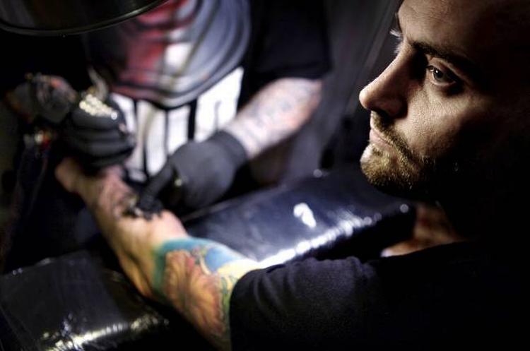 Efter interviewet fik iBYEN lov til at komme med Jokeren til tatovør i Nyhavn, hvor han fik foreviget sin datters navn, Chili, mellem hawaiiblomster og stodderstjerner. Foto: Niels Christensen 
