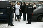 Junior bliver afhørt af to folk fra Skat, der beslaglægger topangriberens dyre Mercedes. 
