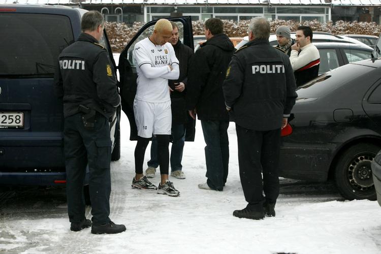 Junior bliver afhørt af to folk fra Skat, der beslaglægger topangriberens dyre Mercedes. 