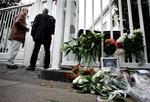 Arkivfoto fra et nyligt møde foran den russiske ambassade i København. Formanden for Journalistforbundet og formanden for Dansk PEN afleverede en kondolancebog til ambassaden. 