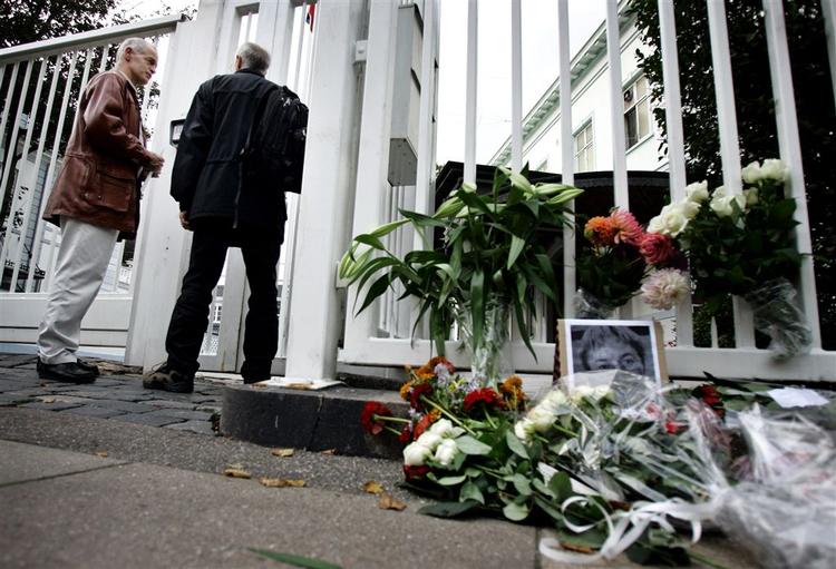 Arkivfoto fra et nyligt møde foran den russiske ambassade i København. Formanden for Journalistforbundet og formanden for Dansk PEN afleverede en kondolancebog til ambassaden. 