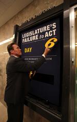 Efter vedtagelsen af budgettet, kunne Californiens guvernør, Arnold Schwarzenegger, fjerne det 'underskuds-ur', som han havde sat op uden for sit kontor. Uret talte, hvor mange dage lovgiverne i Californien havde tøvet med at reagere på hans advarsler om delstatens krise. 