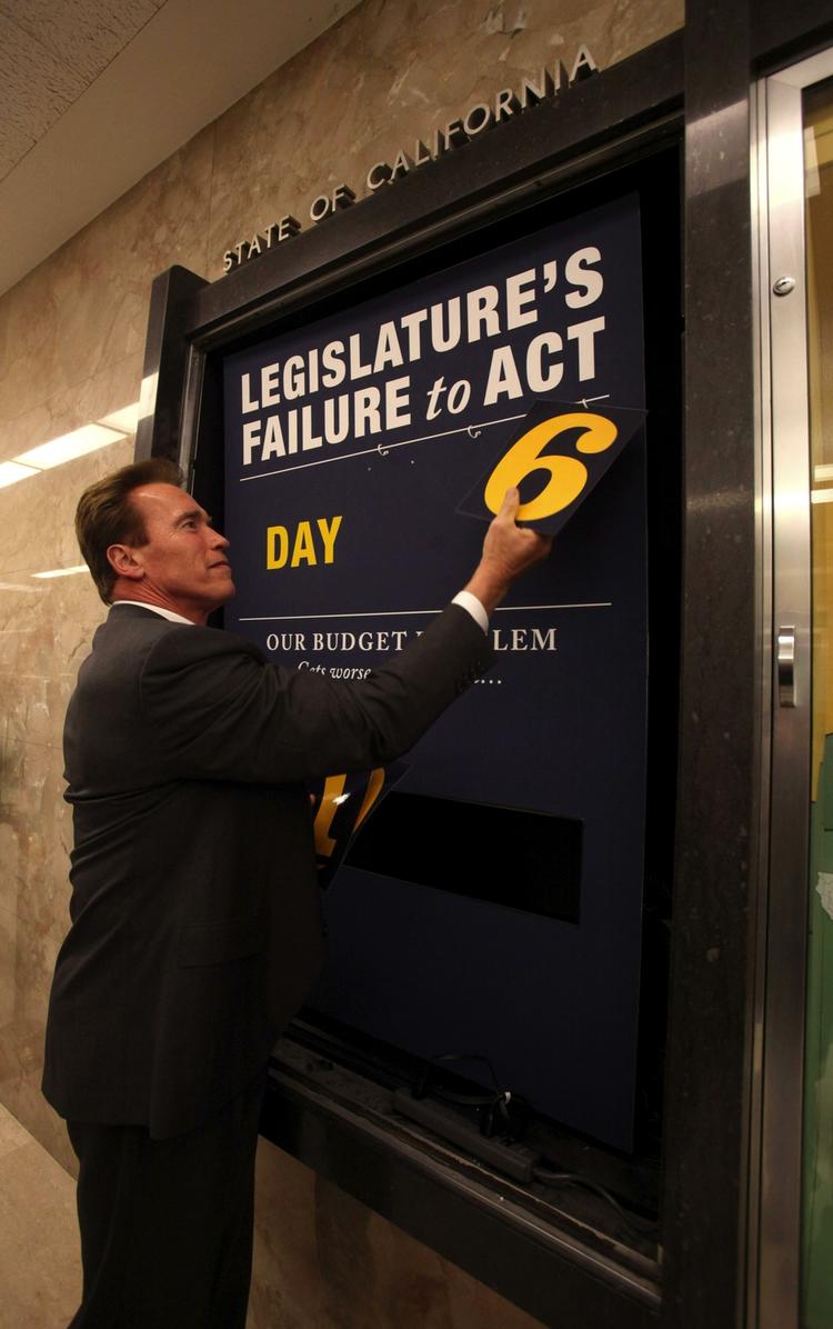 Efter vedtagelsen af budgettet, kunne Californiens guvernør, Arnold Schwarzenegger, fjerne det 'underskuds-ur', som han havde sat op uden for sit kontor. Uret talte, hvor mange dage lovgiverne i Californien havde tøvet med at reagere på hans advarsler om delstatens krise. 