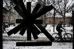 På Nørrebro i København påvirker bandeopgør, skyderier og uro beboerne. Her er det en af seks knuste ruder i en café på Blågårds Plads. 