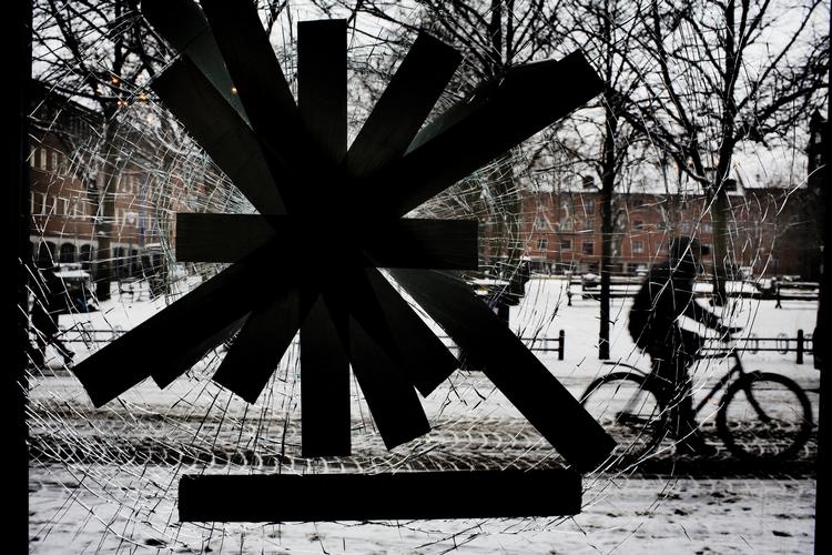 På Nørrebro i København påvirker bandeopgør, skyderier og uro beboerne. Her er det en af seks knuste ruder i en café på Blågårds Plads. 