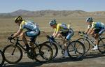 Astanas Lance Armstrong (tv.), Levi Leipheimer (i midten) og Janez Brajkovic under etapen. 