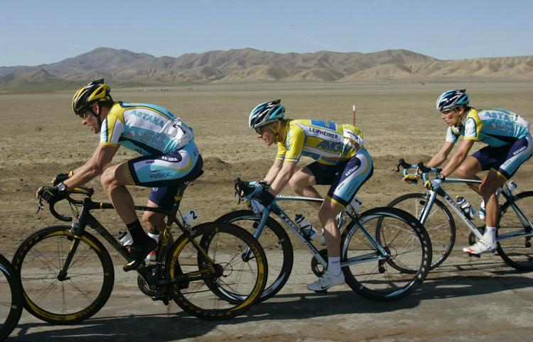Astanas Lance Armstrong (tv.), Levi Leipheimer (i midten) og Janez Brajkovic under etapen. 