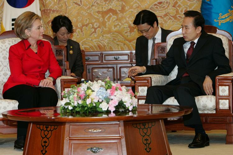 Hillary Clinton besøger i dag Sydkorea. Her ses hun ved et møde med landets præsident Lee Myung-bak. 