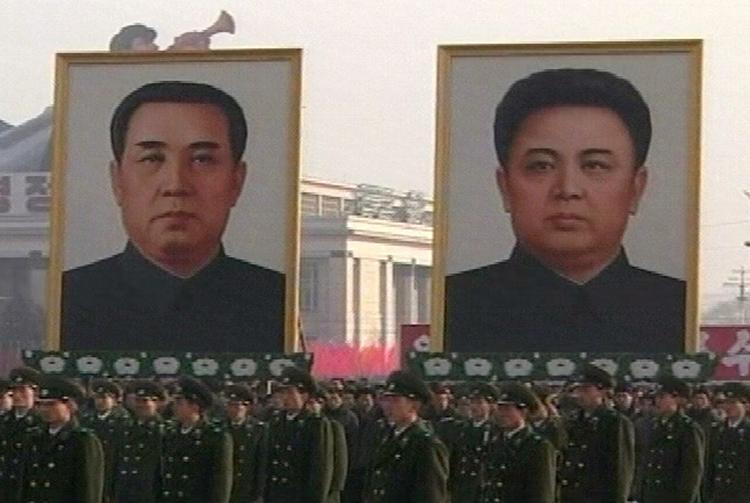 Kim Jong Un vil efterfølge sin far Kim Jong Il (th), som efterfulgte sin far Kim Il Sung (tv). (Arkiv) 
