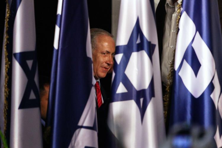 Benjamin Netanyahu har fået til opgave at danne ny regering i Israel. Hans parti, Likud, blev ellers kun nummer to ved valget men har opbakning fra en række partier på højrefløjen. 