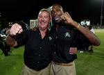 Allen Stanford (tv.) har bygget en del af sin formue på at investere og eje crickethold. (Arkivfoto) 