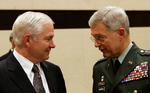 Den amerikanske forsvarsminister, Robert Gates (tv.) i snak med lederen for den europæiske del af Nato-styrkerne, John Craddock (arkivforo). 