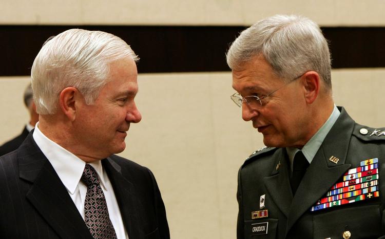 Den amerikanske forsvarsminister, Robert Gates (tv.) i snak med lederen for den europæiske del af Nato-styrkerne, John Craddock (arkivforo). 