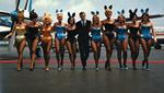 Hugh Hefner flankeret af Playboy-piger på foto fra federe tider i 1960'erne. Hugh Hefner grundlagde Playboy-magasinet i 1953. 