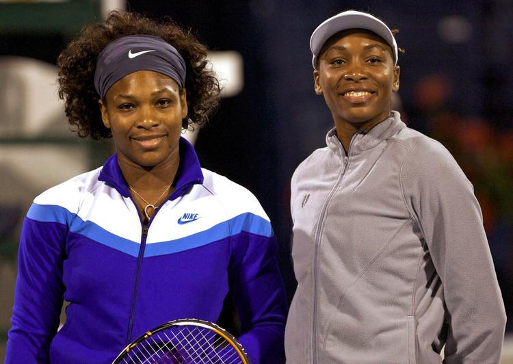 Søstrene Williams før kampen i Dubai, hvor storesøster Venus (til højre) slog lillesøster og dermed bragte sig front med 10-9 i deres indbyrdes opgør. 