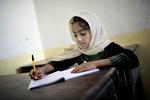 Mange afghanske forældre tør ikke sende deres børn i skole, fordi skolevejen er usikker. Alligevel kom ti procent flere børn i skole sidste år, viser de officielle tal. Arkivfoto 